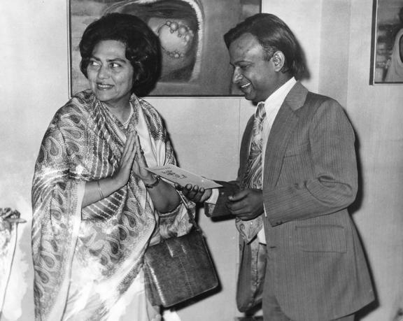 Pradeep with Begum Abida Ahmed (wife of President Fakhruddin Ali Ahmed) in 1975 at the opening of Laxman Pai’s solo exhibition at Kumar Gallery